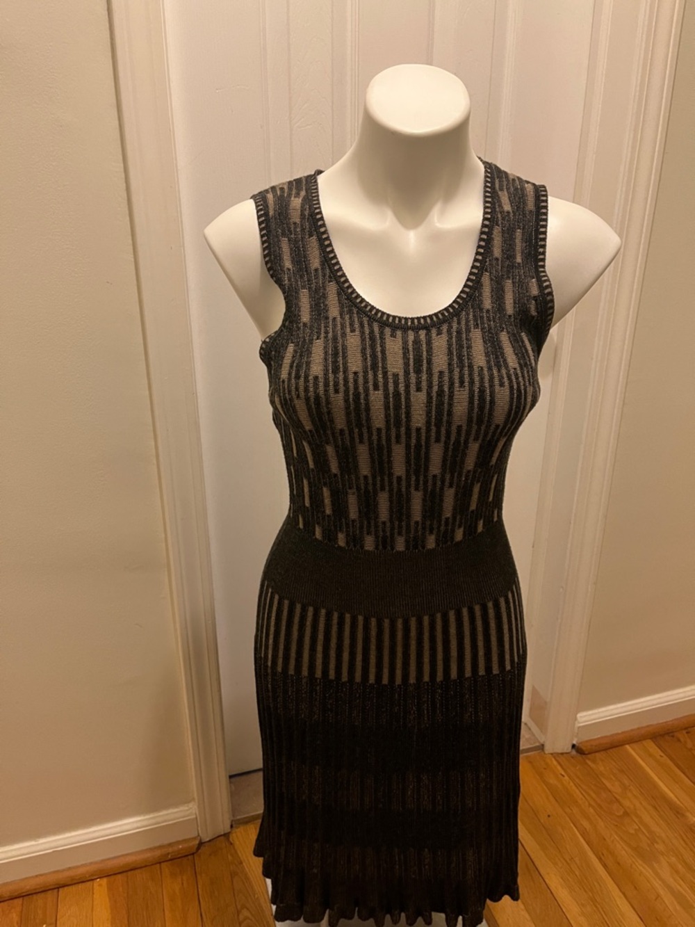 Max Studio Black and Beige Patterned Sleeveless Midi Dress